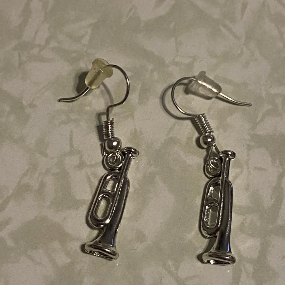 👑 Costume Trumpet Pierced Earrings #8136 - Picture 3 of 3